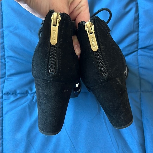 Sophisticated Black Stiletto Heels with Strappy Design - Picture 10 of 12